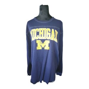 Men's Large U of M long sleeve shirt. SIZE Large